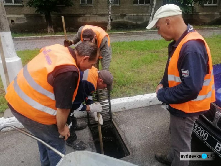 Комунальники Авдіївки очистили від бруду міську зливову каналізацію (ФОТО)