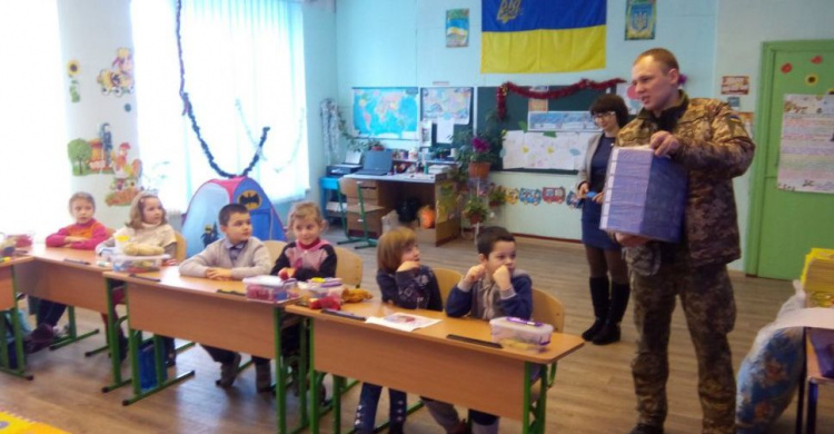 Представники ЦВС допомагають дітям та дорослим Донбасу