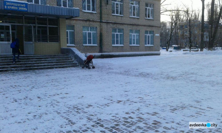 Авдеевские коммунальщики вышли на борьбу с последствиями снегопада (ФОТОФАКТ)