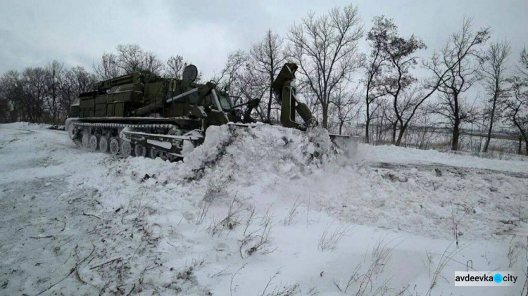 Донбасский фронт: украинские воины пережили два обстрела и боролись со снегом (ФОТО)