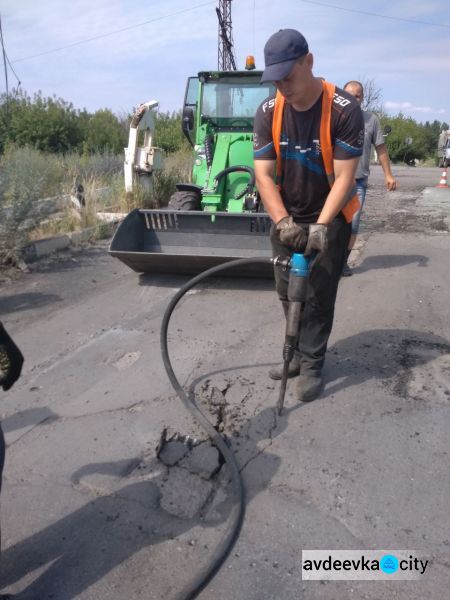 На территории Авдеевки находится "ничейный" разбитый участок дороги (ФОТО+ДОКУМЕНТ)
