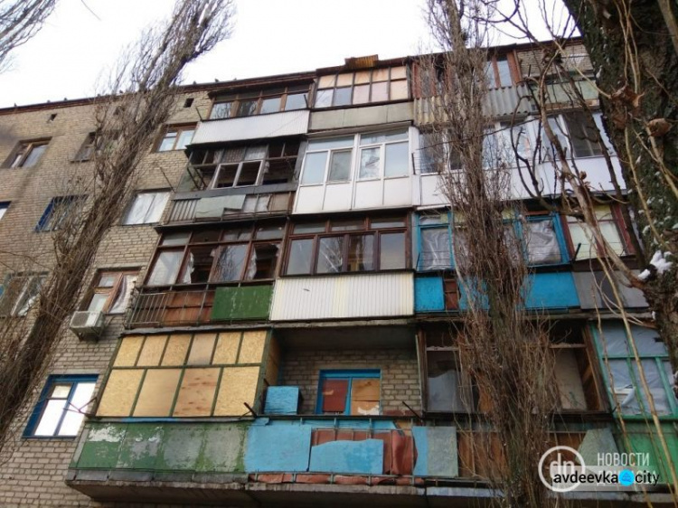 Коляски, цены и раненые дома: фоторепортаж из прифронтовой Авдеевки