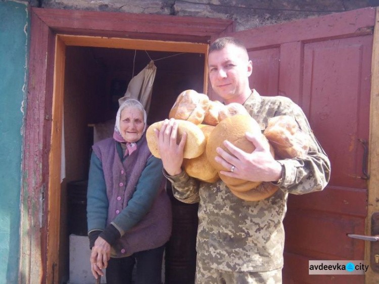 Офицеры группы Cimic Avdeevka развозили продукты, радовали детей и помогали с водными работами