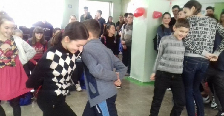 Учащиеся Авдеевки ярко отметили день влюбленных (ФОТО)