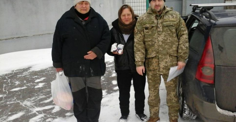 Малообеспеченным семьям и пенсионерам в старой Авдеевке доставили продуктовые наборы и лекарства (ФОТО)
