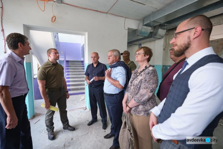 В Авдеевке ускорят работы по реконструкции опорной школы: Литва поможет с оборудованием