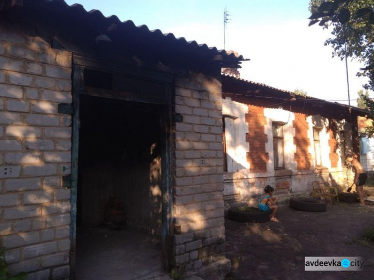 Многодетной семье из Авдеевки отремонтировали сгоревшее жильё (ФОТО)
