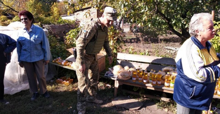 Продукты, вещи и открытки для защитников Украины раздавали вчера авдеевские «симики»