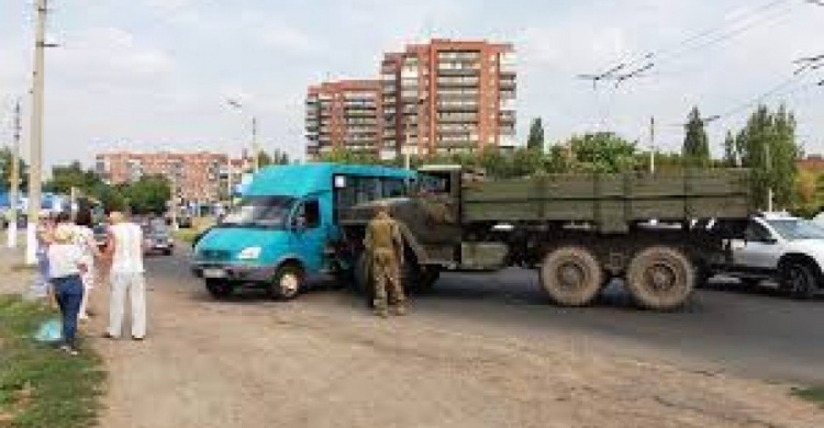 На Донбассе бойцы ВСУ протаранили маршрутку