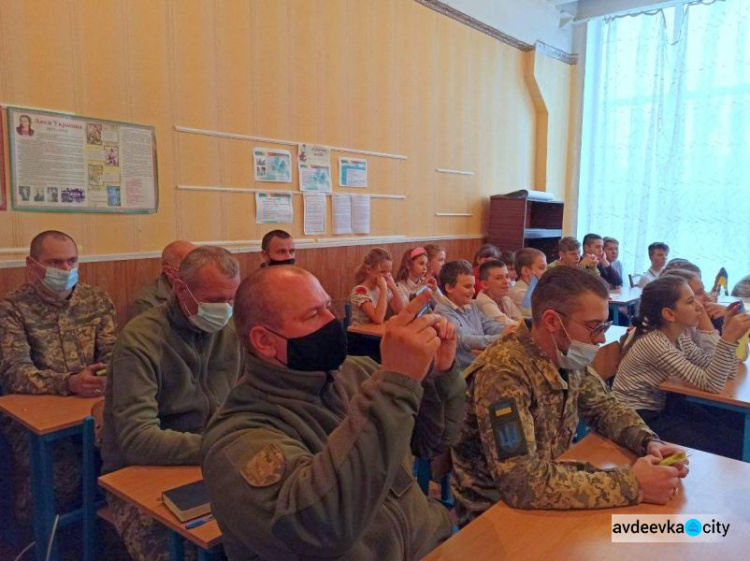 Школьники Авдеевки поздравили украинских защитников с Днем вооруженных сил
