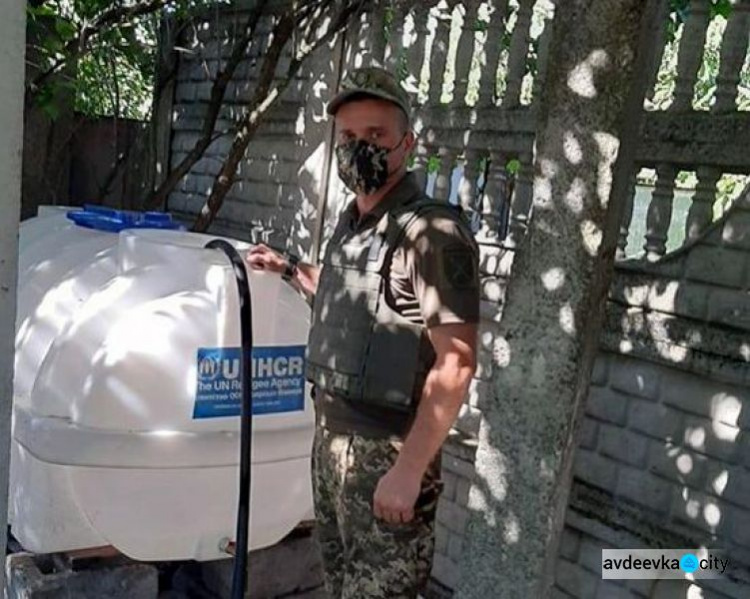 Симики Авдеевки обеспечивают жителей прифронтовых поселков продуктами и питьевой водой