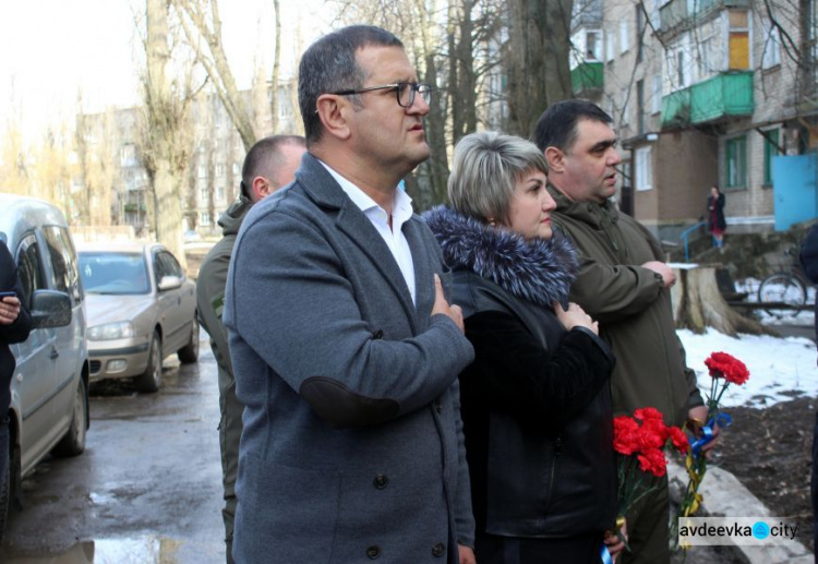 В Авдеевке открыли мемориальную доску почетному гражданину Петру Стрельченко