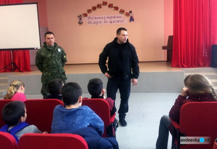 Полиция пришла в одну из школ Авдеевки (ФОТО)