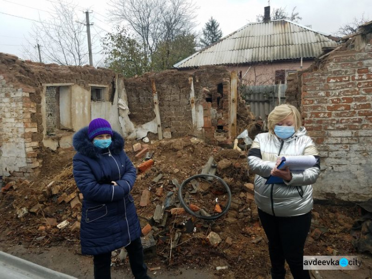 В Авдеевке продолжают обследовать разрушенное в результате обстрелов жилье