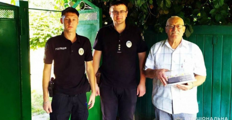 Авдеевские полицейские поздравили 92-летнего ветерана с Днем освобождения Донбасса