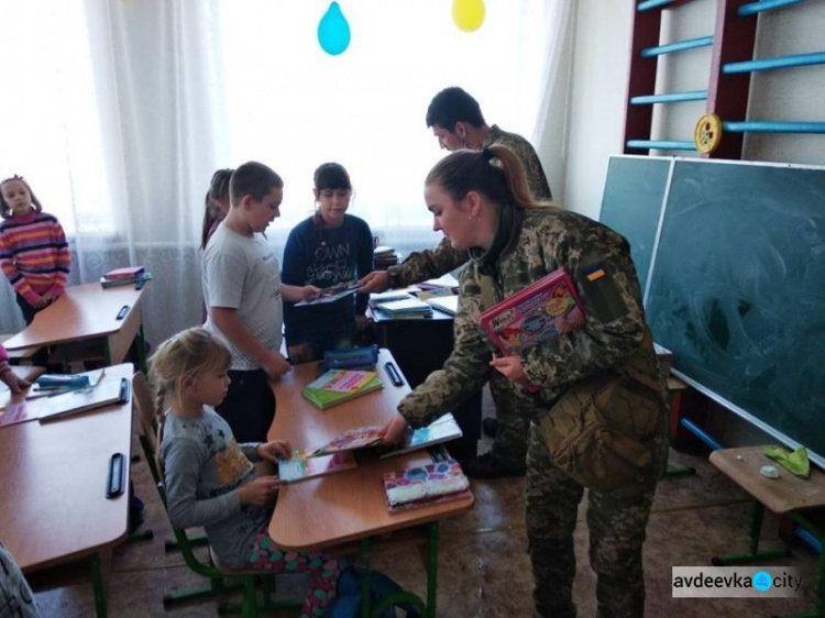 Авдеевские "симики" привезли в прифронтовые поселки книги-подарки для более 200 детей (ФОТО)