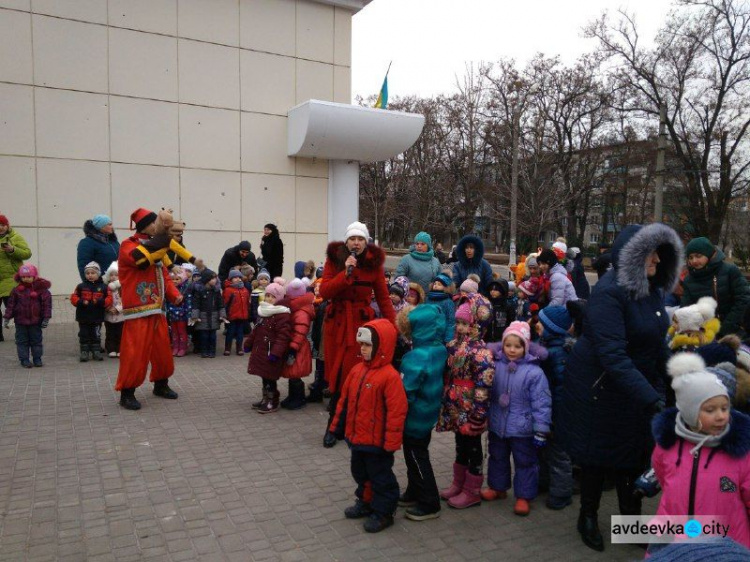 “Ёлочка, гори!”: в Авдеевке торжественно открыли главную городскую елку (ФОТО)