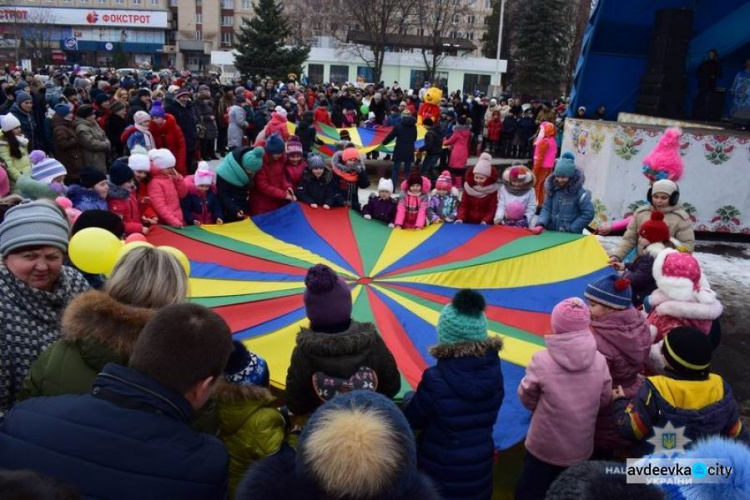 Более 7 тысяч человек массово праздновали Масленицу на подконтрольной части Донетчины (ФОТО)