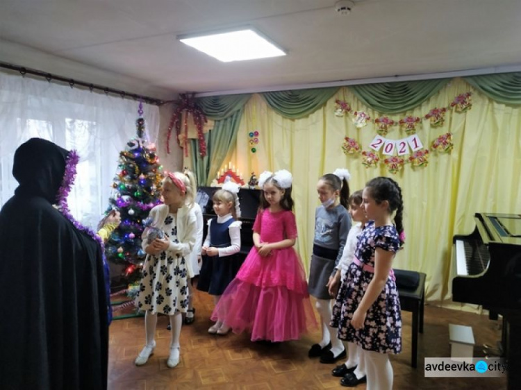 В Авдеевке провели музыкальный фестиваль "Новогодний серпантин" 