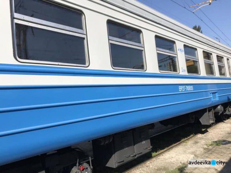 На Донбассе запустят поезд, который пережил обстрел (ФОТО)