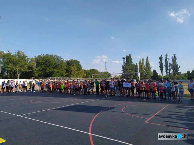 В День физической культуры и спорта в Авдеевке наградили спортсменов и активистов 