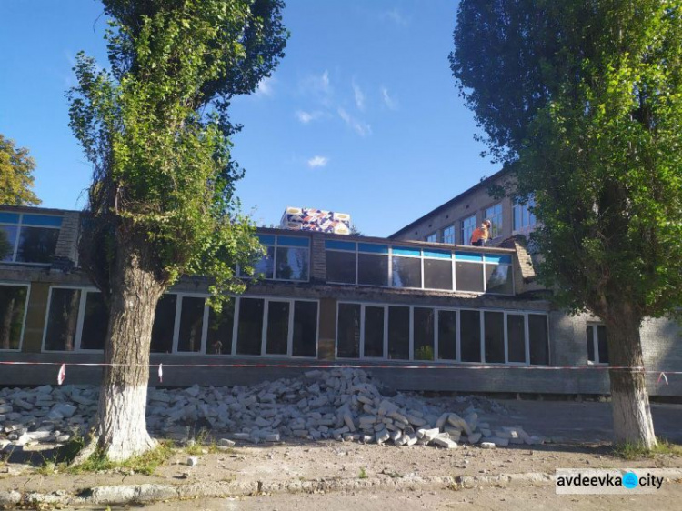 В Авдеевке продолжают ремонтировать опорную школу (ФОТОФАКТ)