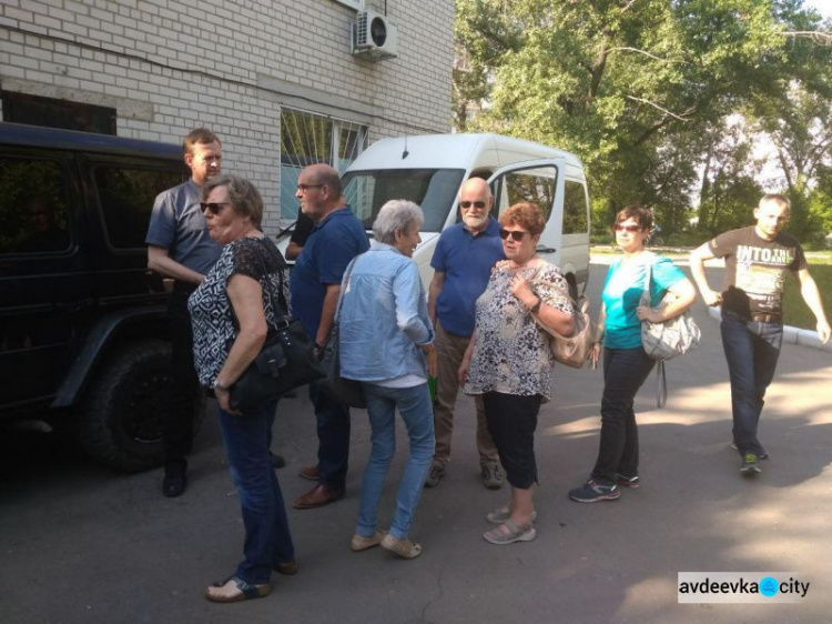 Авдеевку с гуманитарной миссией посетила немецкая делегация (ФОТО)