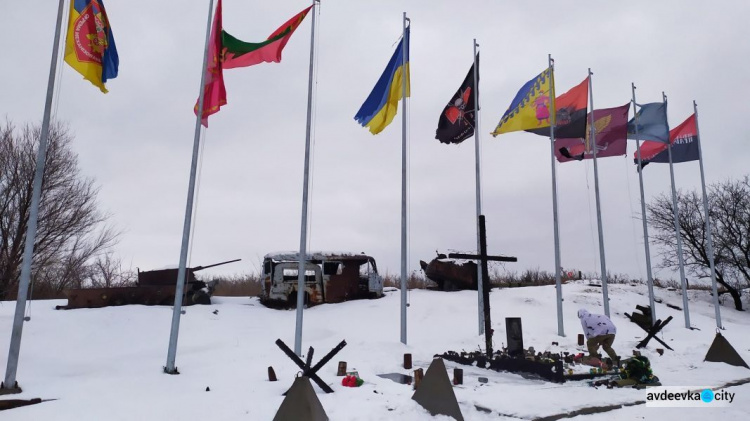  На меморіалі біля авдіївської «промки» оновлюють прапори