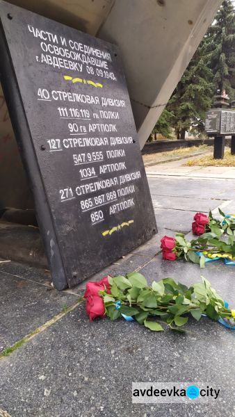 В День освобождения Украины в Авдеевке возложили цветы к памятнику воинов-земляков