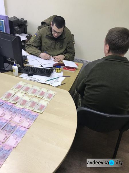 Офицер Покровско-Ясиноватского военкомата был задержан при получении взятки