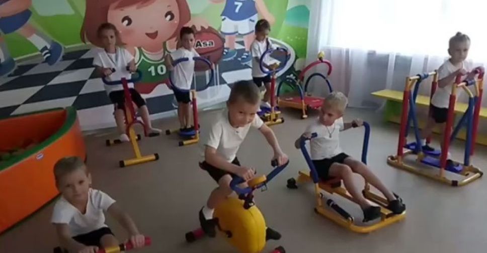 Дети Авдеевки в восторге от скалодрома и тренажеров (ВИДЕО)