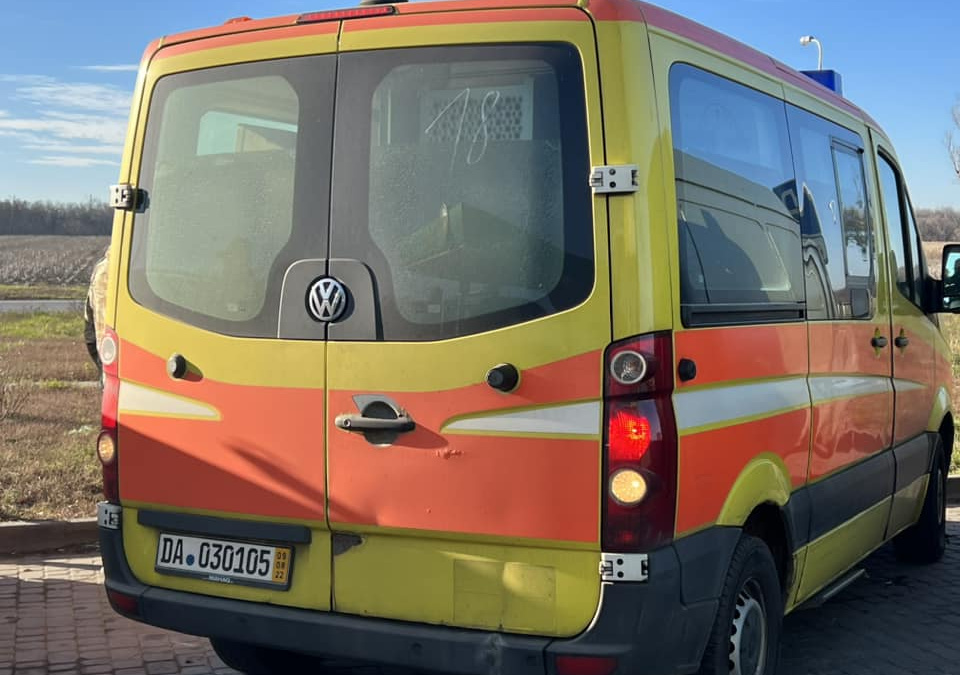 Замість пошкодженої «швидкої» з Львівщини передали в Авдіївку новеньке авто