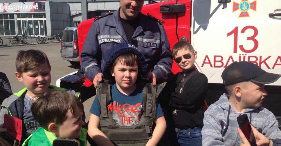 Авдеевские дети попали в мир огнеборцев: фоторепортаж
