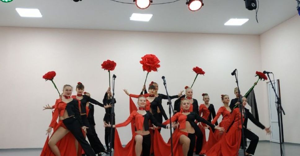 В Авдеевке женщины получили музыкальные и сладкие подарки (ФОТО)