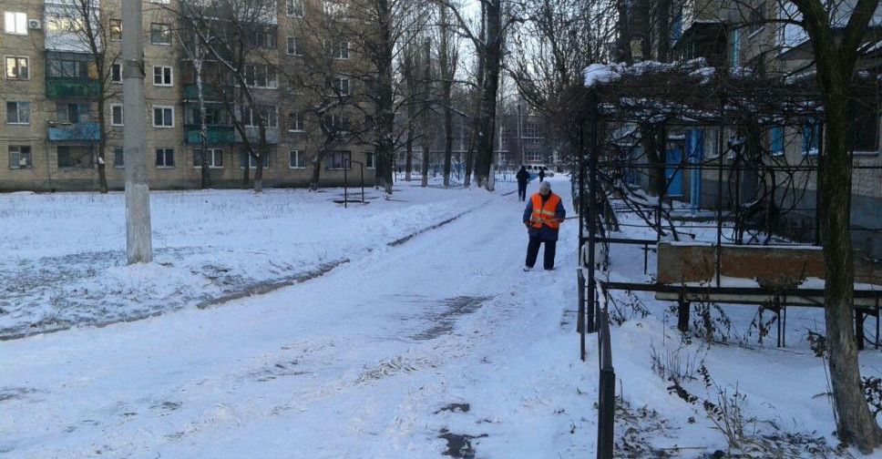 Авдеевские коммунальщики вышли на борьбу с последствиями снегопада (ФОТОФАКТ)