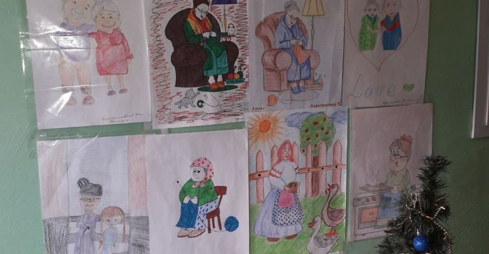 Стіни авдіївського пенсійного фонду прикрасили дитячі малюнки. ФОТОФАКТ