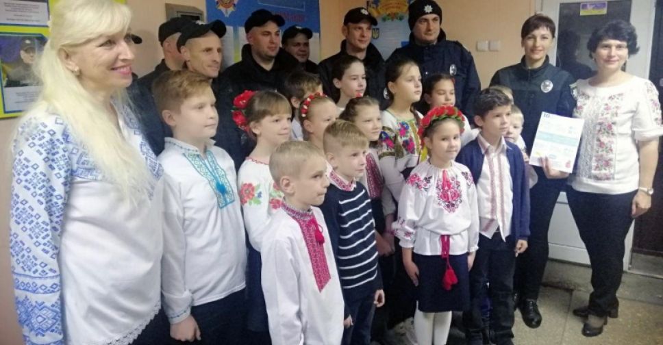 Школьники поздравили копов в Авдеевке с Днем украинской письменности и языка (ФОТО)
