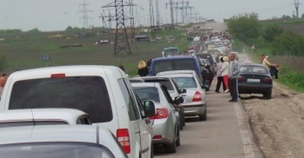 На КПВВ в зоне АТО скопилось более четырехсот авто