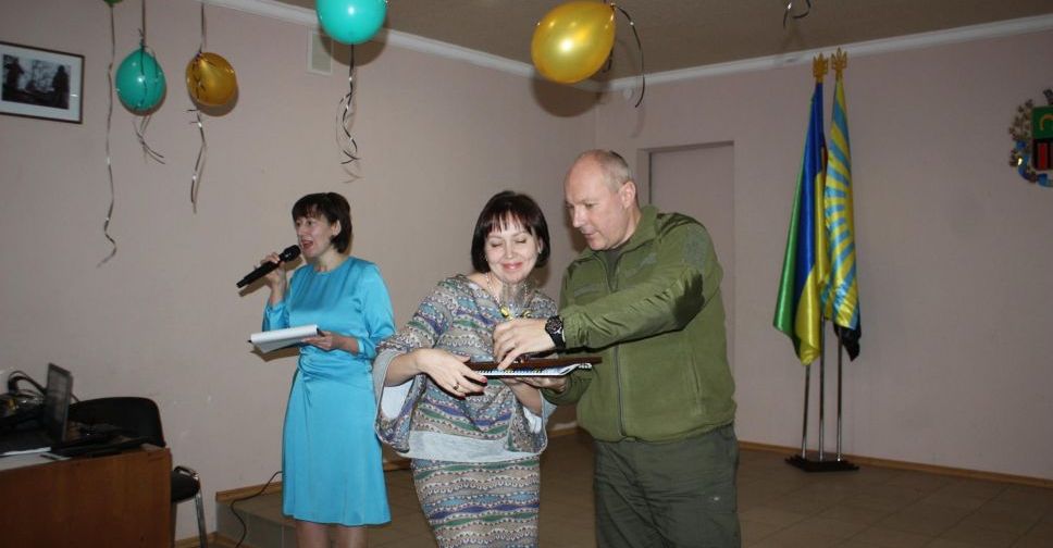 В Авдеевке вручали награды и звучали музыкальные поздравления: фоторепортаж