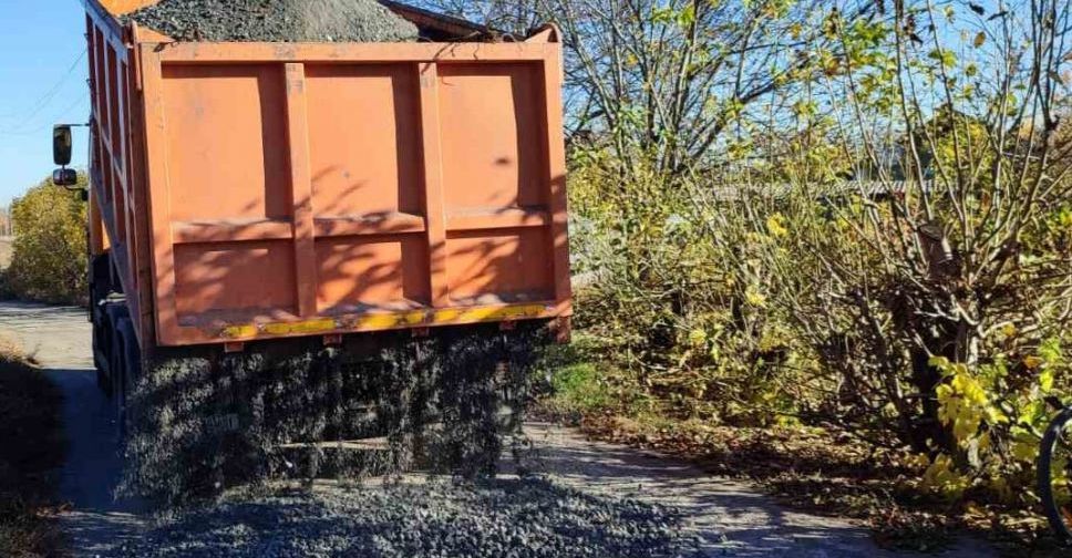 Комунальники Авдіївки відсипають шлаком грунтові дороги у старій частині міста
