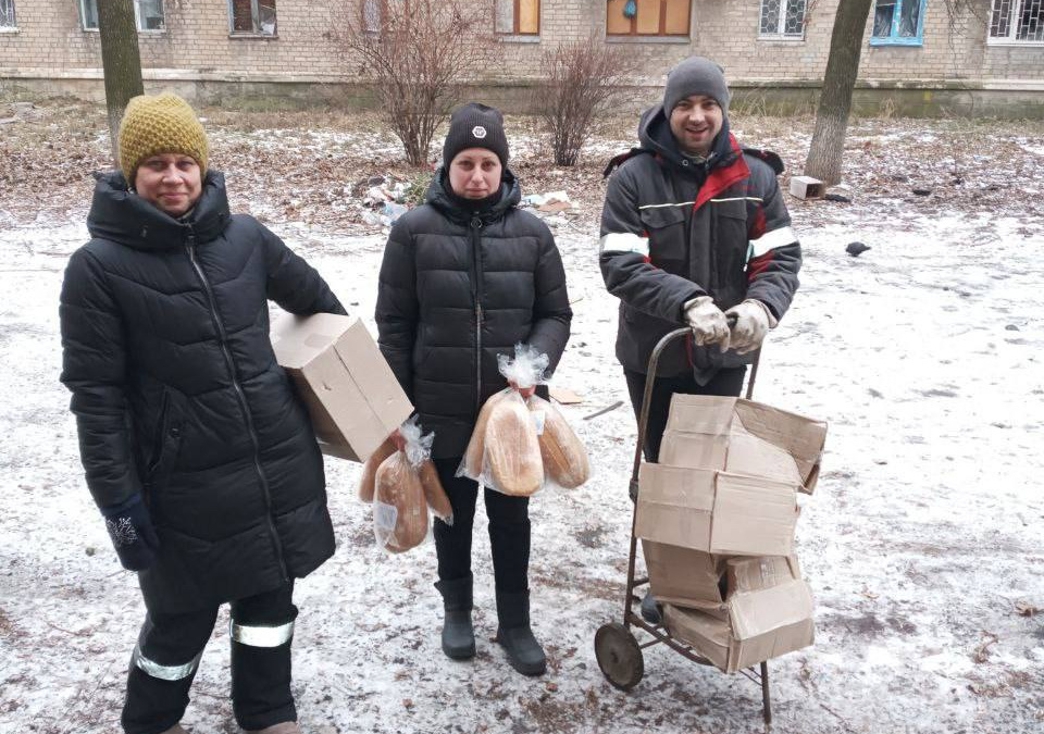 В Авдіївці мешканцям роздали хліб, освітлювальні прилади та продуктові набори