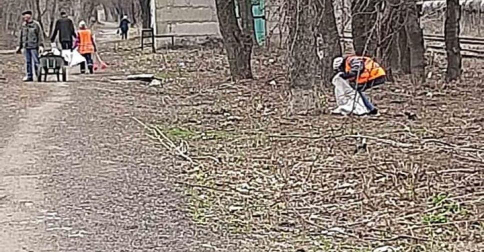 Комунальники очистили від сміття 