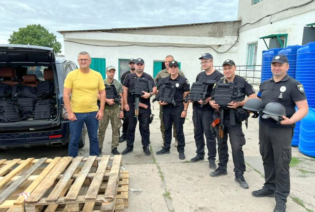 Муса Магомедов привіз поліцейським двох прифронтових громад американські бронежилети