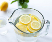 Против жары и для здоровья: как помогает вода с лимоном