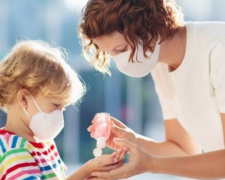 В МОН разъяснили, кто должен обеспечивать детей и работников детсадов масками
