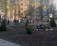 В Авдеевке озеленили детскую площадку, построенную Метинвестом