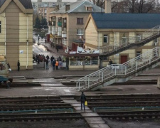 На вокзале в Покровске произошли взрывы: людей эвакуировали