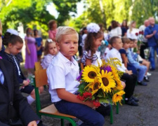 В Авдеевке прошли торжественные мероприятия для первоклашек и будущих выпускников (ФОТО)