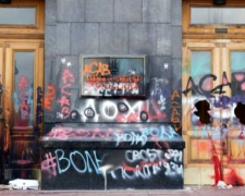 Художня галерея хоче викупити в Офісу Президента двері, які постраждали під час протестів на Банкові