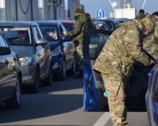 У линии разграничения образовались большие очереди на выезд в сторону неподконтрольного Донбасса